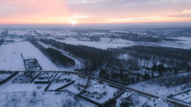 Yerleşim yerlerinin hava manzarasında kar yağışı