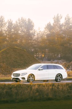 özel araç altın saat manzarasında süzülüyor.