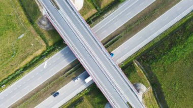 Büyük otoyol köprüsünde trafik ilerliyor