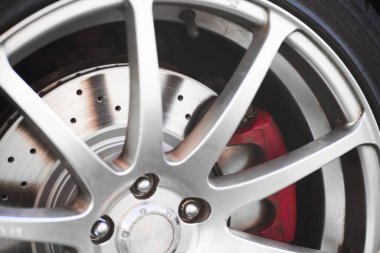 Ayrıntılı desenli bir araba fren diskinin yakın plan görüntüsü