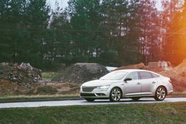 Modern sedan inşaat bölgesini geçiyor