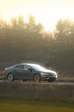 Birinci sınıf siyah sedan hızla ilerliyor.