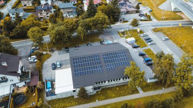 Konut alanındaki bakkal çatısındaki güneş panelleri