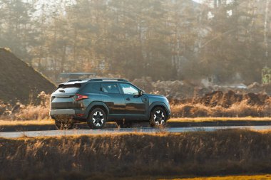 Lüks bir araç kırsaldan geçiyor.