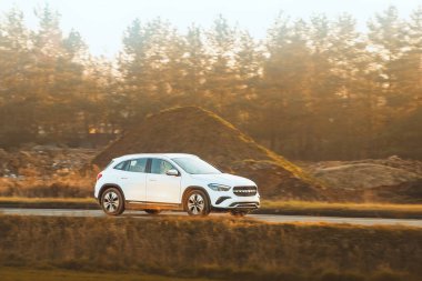 Kırsal alanda gezinen arazi aracı.