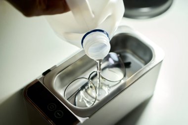 Gözlüklerin ultrasonik temizliği için profesyonel bir araç