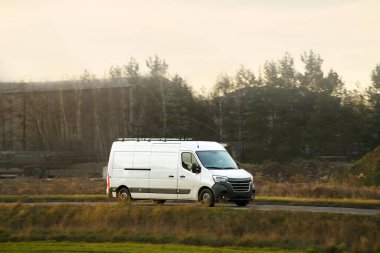 Ticari kargo kamyonu açık hava rotasında ilerliyor.