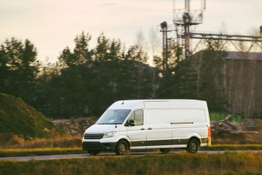 Malları taşıyan ticari araç.