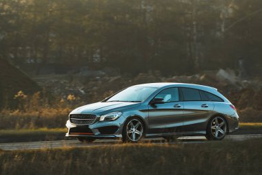 Zarif bir steyşın araba açık yolda ilerliyor.