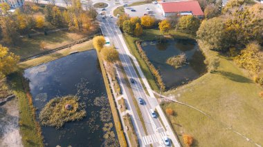 Sonbaharda şehir göleti ve yol manzarası