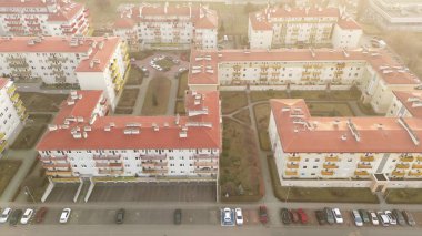 Kırmızı çatıları ve yeşil bahçeleri olan yerleşim yerleri.