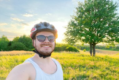 Gülümseyen Bisikletçi Güneşli Açık Alan 'da Selfie Çekti
