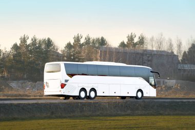 Şehir otobanında boş yolcu otobüsü