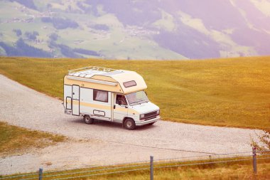 Çimenli park alanının yakınındaki Retro Karavan