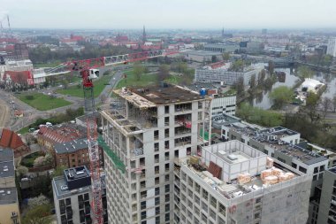 Vinç manzaralı modern gökdelen yapım aşamasında