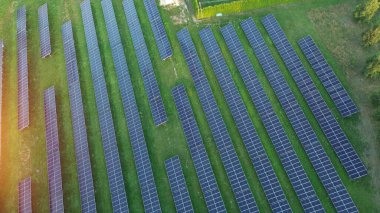 Güneş enerjisi santrali yukarıdan, çimenlerin üzerinde görünüyor.