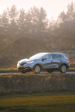 SUV asfalt yolda ilerliyor