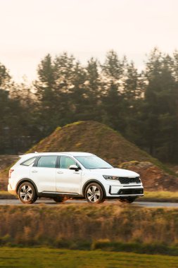 Kırsal yolda dört çeker SUV