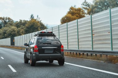 Çatı rafında teçhizat ve alet çantasıyla çapraz geçiş