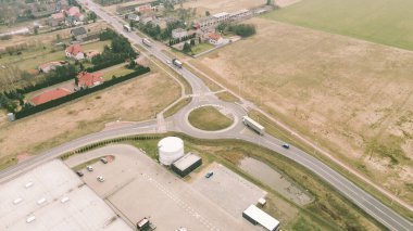 Bisiklet şeritli, hava manzaralı, modern döner kavşak