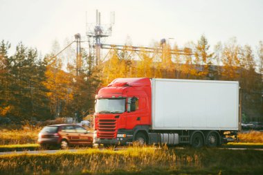 Büyük beyaz araç sonbahar arkaplan taşımacılığı