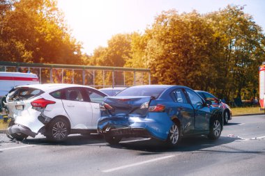 Çarpışan araçlarla trafik kazası