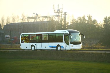 Manzaralı kırsal alanda ıssız bir otobüs