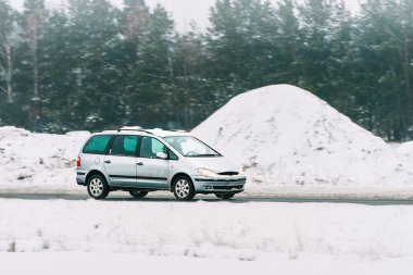Kar yağışı sırasında karlı yolda araç
