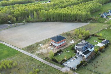 Tarlalarla çevrili ev inşaatı