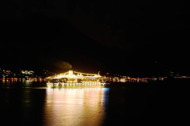 Büyük bir gemi gece okyanusta seyahat ediyor.