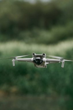 Ormandaki ağaçların üzerinde uçan drone.