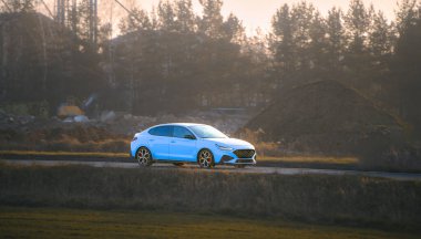 Taşra yolunda modern elektrikli cip