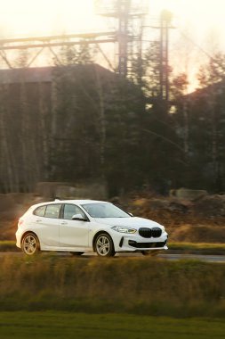 Kırsal macerada küçük bir hatchback