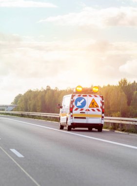 Orman otoyolu boyunca seyahat eden servis aracı