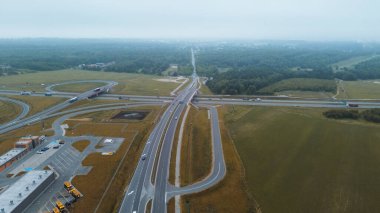 Yoğun trafiği olan şehir otoyolu köprüsü