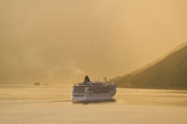 Altın ışıkta sakin bir yolcu gemisi yolculuğu