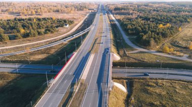 Otoyol ve yeşil gürültü engellerinin yukarıdan aşağı görüntüsü