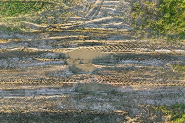 Derin araç izleri olan ıslak toprak izi