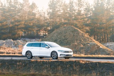 Kış yolu kimyasallarıyla kaplı otomobil