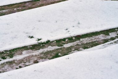 Karda araç hareketleri var.