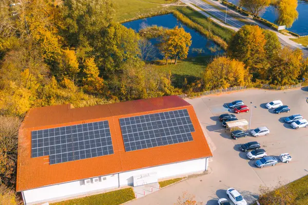 Güneş enerjisiyle çalışan modern ev manzarası