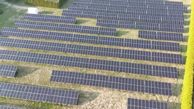 Güneş enerjisi sisteminden gelen temiz enerji sürdürülebilir gelecek