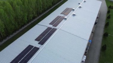 Modern endüstriyel fabrika çatısındaki güneş panelleri