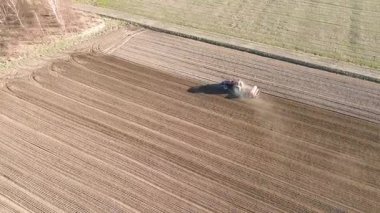Topraktaki traktörün insansız hava aracı çekimi