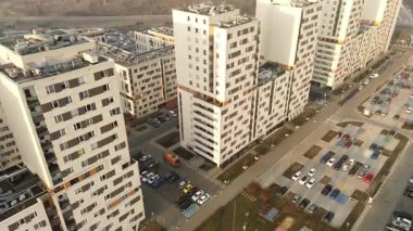 Altın ışıkta yüksek katlı yerleşim yeri