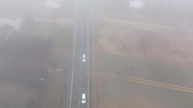 Sisli dağ yolu ile manzaralı hava manzarası