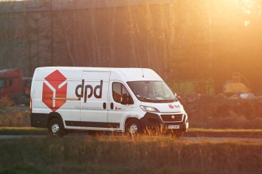 DPD kurye minibüsü 02.01.2025 Polonya Avrupa kırsalında hızla ilerliyor