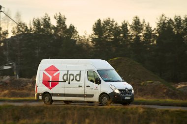 02.01.2025 Polonya Avrupa ormanlarından geçen kurye aracı