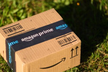Çimenlikteki Amazon Prime iniş kutusu 13.09.2024 Avrupa, Polonya