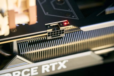 NVIDIA RTX grafik kartı 12VHPWR bağlantısı Polonya, Avrupa 02.04.2025